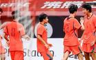 2-0到2-2到3-2！中国男足扬眉吐气！读秒绝杀英超豪门、登顶榜首